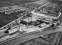 57863 Luchtfoto van het kantoor en fabriek van de N.V. Nederlandse Staalfabrieken DEMKA voorheen J.M. de Muinck Keizer ...